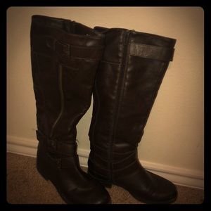 Dark brown boots! In great condition